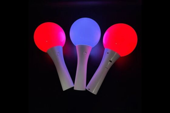 Беспроводный контроллер DMX, обеспечивающий беспроводное управление заряжаемыми светодиодными шариковыми палочками, используемыми в концертах и многодневных репетициях