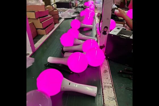 Беспроводный контроллер DMX, обеспечивающий беспроводное управление заряжаемыми светодиодными шариковыми палочками, используемыми в концертах и многодневных репетициях