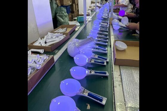 Беспроводный контроллер DMX, обеспечивающий беспроводное управление заряжаемыми светодиодными шариковыми палочками, используемыми в концертах и многодневных репетициях